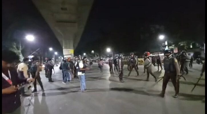 শাহবাগে পুলিশের সাউন্ড গ্রেনেড, ইনকিলাব মঞ্চের সঙ্গে ফের সংঘর্ষ