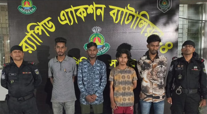 সাভারে ৪ ছিনতাইকারী গ্রেপ্তার