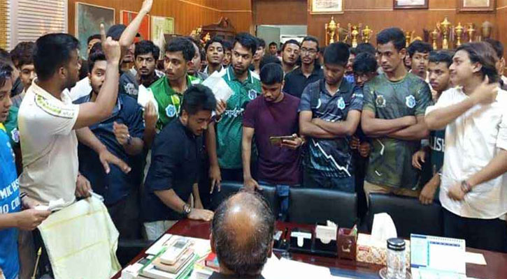 ৯ দফা দাবিতে সাত কলেজ শিক্ষার্থীদের স্মারকলিপি প্রদান