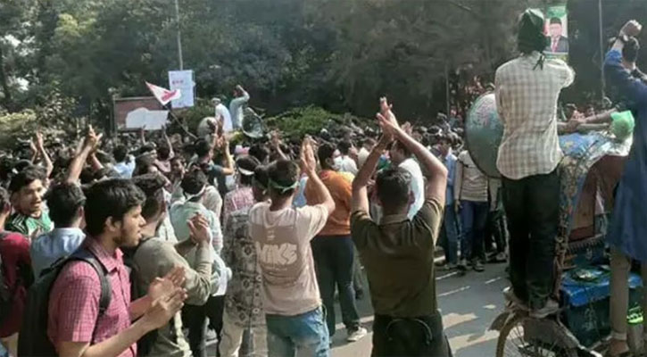 শিক্ষাভবন মোড় অবরোধ ৭ কলেজ শিক্ষার্থীদের