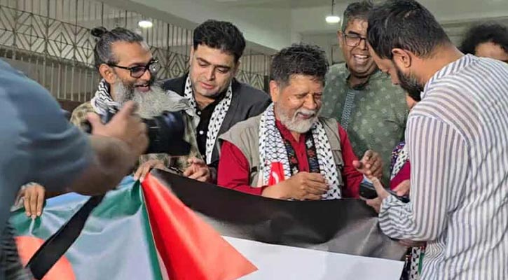 দেশে ফিরলেন আলোকচিত্রী শহিদুল আলম