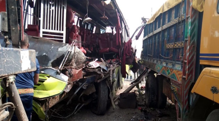 শিবচরে বাস-ট্রাক সংঘর্ষে ৩ জন নিহত