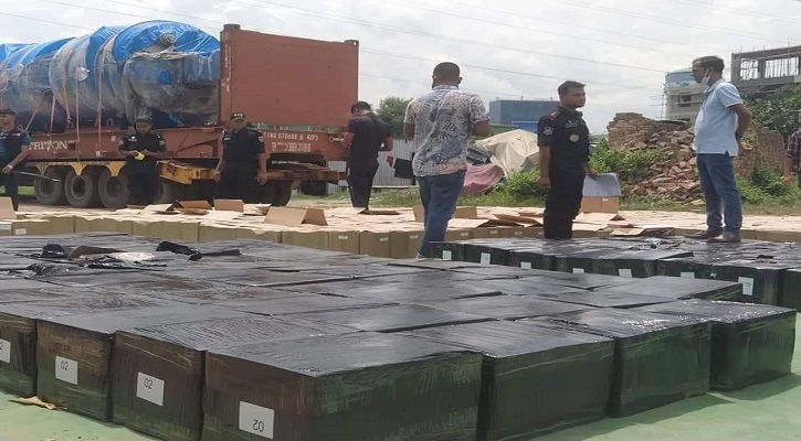 সোনারগাঁয়ে দুই কন্টেইনার মদ জব্দ করল র‌্যাব