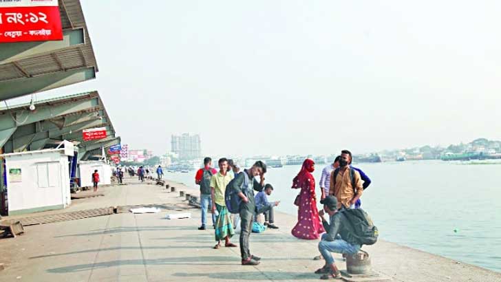 নৌযান শ্রমিকদের ধর্মঘটের দ্বিতীয় দিনে চরম যাত্রী ভোগান্তি