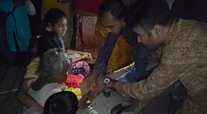 খালে ভেসে যাচ্ছিলেন বৃদ্ধা, চতুর্থ শ্রেণীর শিক্ষার্থীর কারণে ফিরে পেলের নতুন জীবন