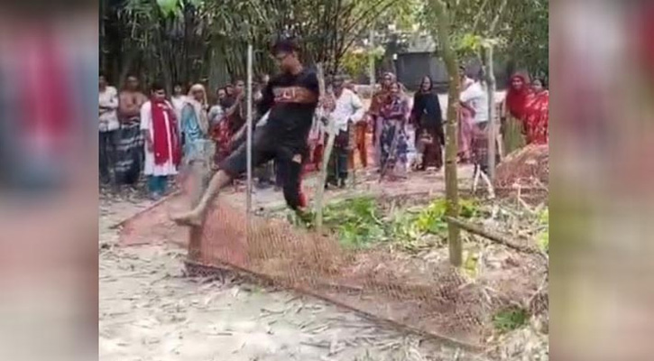 জমির ভাগ কম পাওয়ার ক্ষোভে বাবার কবরে ছোট ছেলের তাণ্ডব