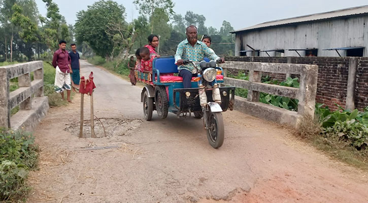 কালভার্ট ভেঙে গর্ত চলাচলে দুর্ভোগ