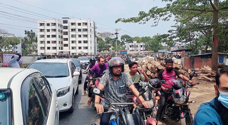 রংপুরে জ্বালানি সংকটে চরম ভোগান্তিতে মোটরসাইকেল ও প্রাইভেটকার চালকরা