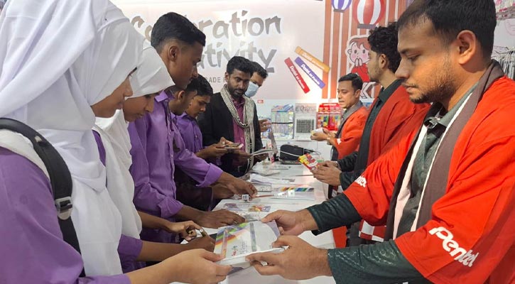 আন্তর্জাতিক বাণিজ্য মেলায় শিক্ষা উপকরণে শিক্ষার্থীদের আকর্ষণ