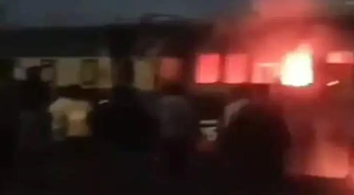 রাজধানীতে ট্রেনের বগিতে আগুন, হাতেনাতে আটক ২
