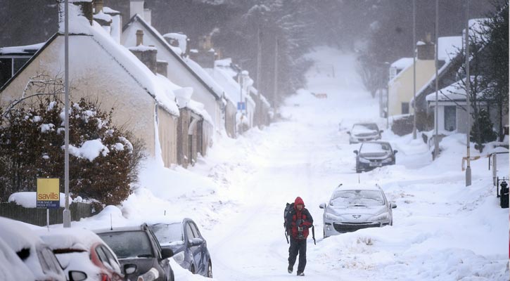 তুষারঝড়ে বিপর্যস্ত যুক্তরাজ্য: শত শত স্কুল বন্ধ