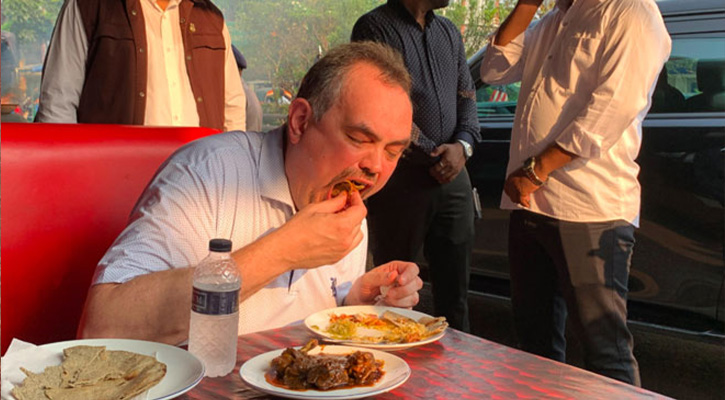 রাজশাহীর ঐতিহ্যবাহী কালাই রুটিতে মুগ্ধ মার্কিন রাষ্ট্রদূত