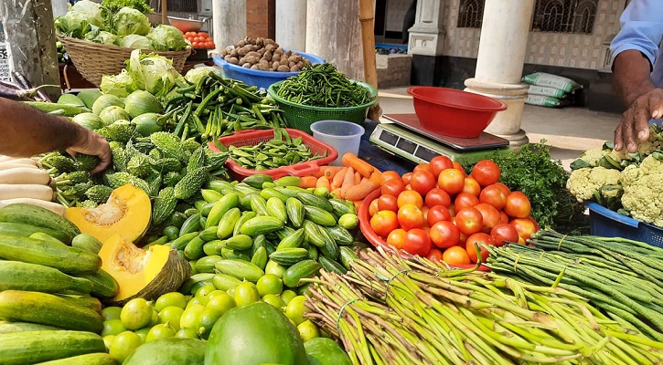 বাজারে নিত্যপণ্যের বাড়তি দাম, অতিষ্ট ক্রেতা