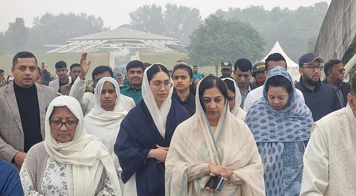 খালেদা জিয়ার কবর জিয়ারত করলেন জাইমা রহমানসহ পরিবারের সদস্যরা